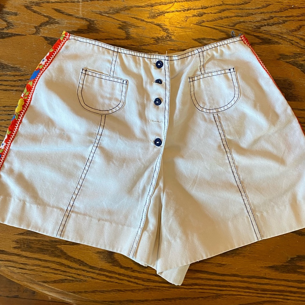 Vintage embroidered white floral shorts